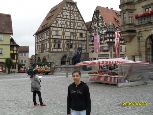 Chiara nella piazza principale di Rothenburg