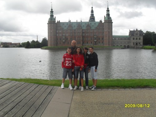 La famiglia Torchio al completo di fronte allo spettacolare castello di Frederiskborg