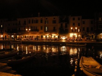 Sapori e luci nei negozietti Lago di Garda