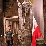 Mattia sotto la statua di Giovanni Paolo II nella chiesa di Santa Kinga di Polonia a Wieliczka